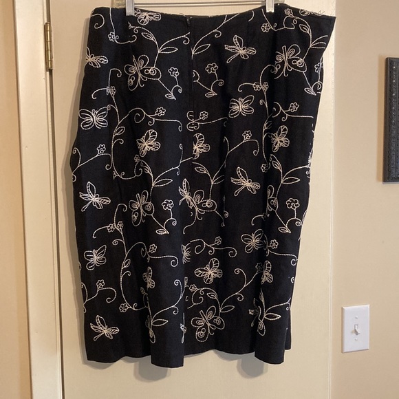 Black linen skirt cream detailing - Picture 3 of 4